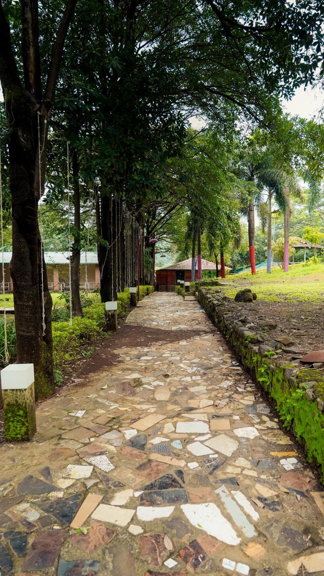 Whispering Peepul Resort Badlapur Eksteriør bilde
